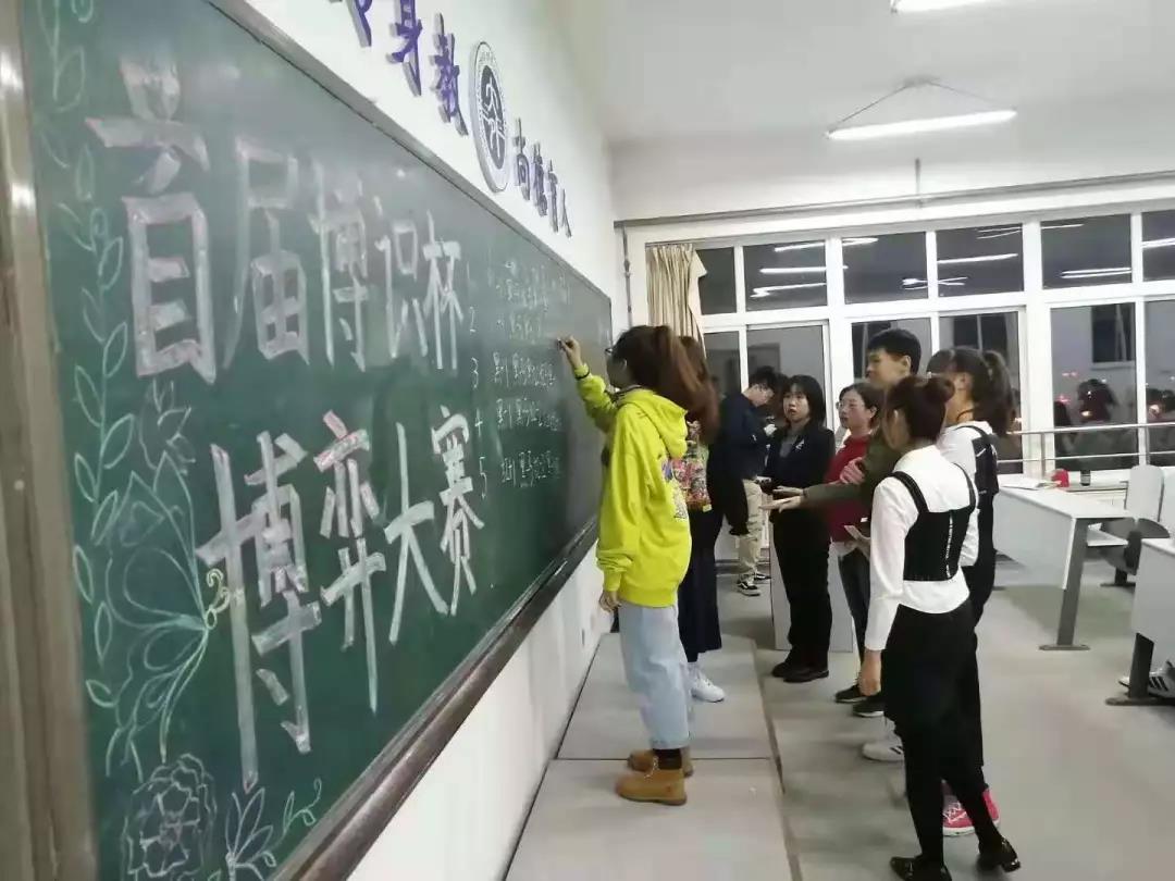 黑板及参赛人员.jpg